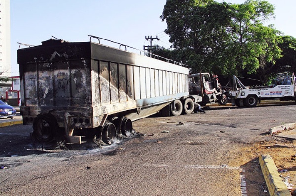 Terroristas quemaron camión 