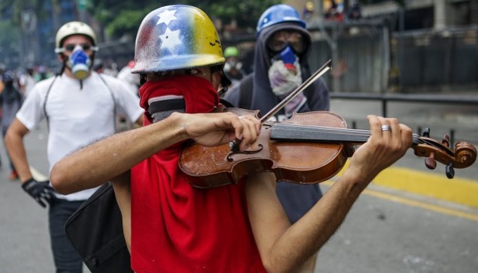 Derecha-Violinista-Guarimbas