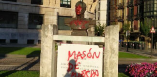 Fascistas atacaron busto de Simón Bolívar en la plaza Venezuela de Bilbao