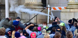 Policía reprime con gas pimienta una marcha de votantes en EEUU
