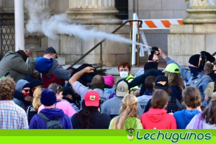 Policía reprime con gas pimienta una marcha de votantes en EEUU