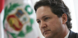 Candidato derechista a la presidencia de Perú Daniel Salaverry calificó de enfermos a migrantes venezolanos.