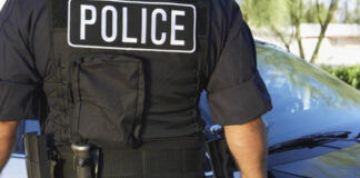 Policía de EEUU patea en cara a una mujer afrodescendiente que estaba esposada