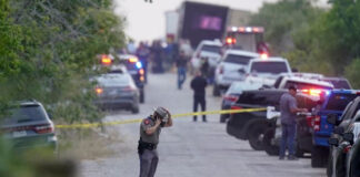 Encuentran al menos 46 cadáveres de migrantes en camión abandonado en Texas